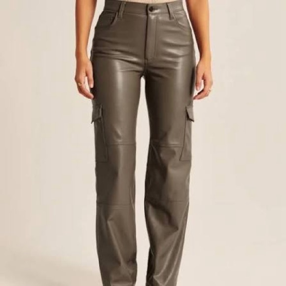 Abercrombie & Fitch curve love 90s relaxed high rise cargo vegan leather pants - Picture 2 of 5